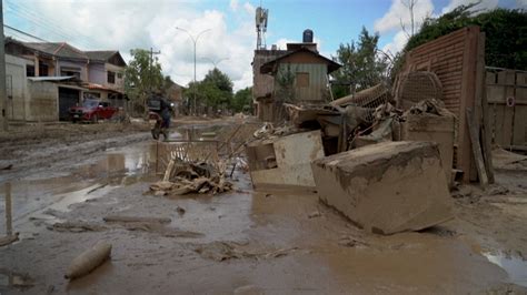 cleaning mud Bolivia|Cleanup continues after severe flooding in Bolivia .